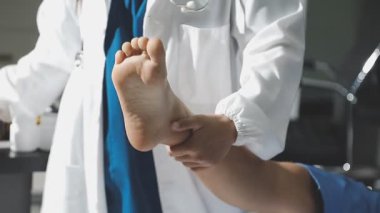 Klinikteki, sağlık ve sağlık hizmetlerindeki hastayı muayene eden doktor