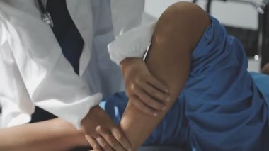 Doktor hastanedeki hastayı muayene ediyor. tıbbi tedavi