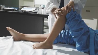 Hastanede yatakta yatan bir kadın.