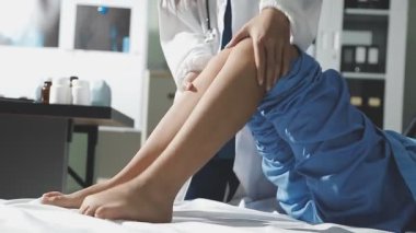 Genç bir kadın güzellik salonunda tedaviye hazırlanıyor..