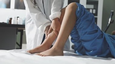 Kadın yatakta acı çekiyor.