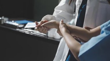 Hastanede hastayla ilgilenen bir doktor.