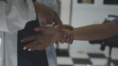 Doktor ve hemşire el sıkışıyor.