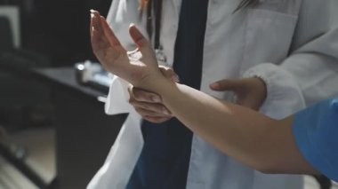 Doktor ve hasta el ele verdi.