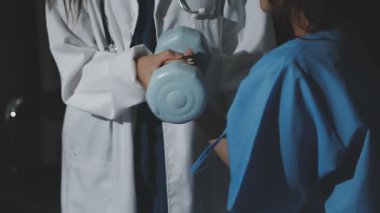 Spor salonundaki genç kadın.