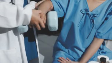 Steteskoplu bir doktor ve ellerinde bir kadın..