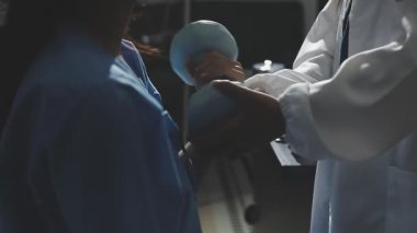 Hastanedeki hastanın elini tutan kadın doktoru yakından çek.