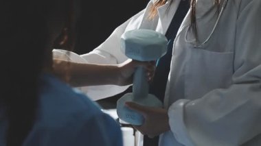 Kadın doktor stetoskop kullanarak