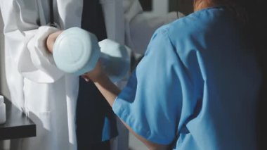 Doktor ve hasta steteskop tutuyor.