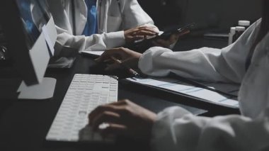 Doktor ve hemşire hastane odasında çalışıyor. tıbbi ve sağlık hizmetleri kavramı.