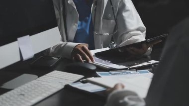 ofiste çalışan genç bir doktor