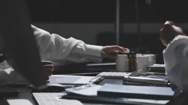 Ofiste çalışan iş adamları