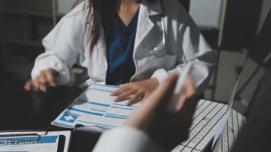 Tablet bilgisayarla çalışan doktor