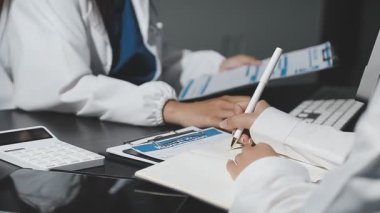 İş ekibi ofiste birlikte çalışıyor.