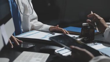 Hastane ofisinde doktor eli hapları ve reçeteli ilaçları kapatın.