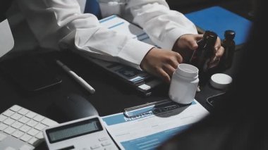 Ofiste çalışan iş adamları