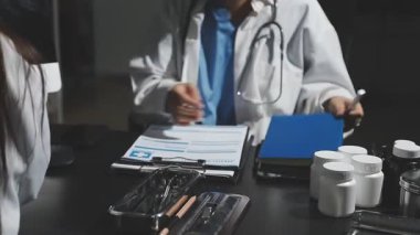 Kadın doktor, laboratuarda bir kalemle pano yazıyor.