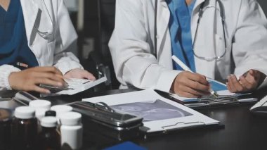 Ofiste çalışan doktor ve hemşire, tıbbi konsept..