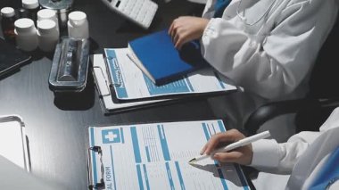 Tıp ekibi modern ofiste tablet bilgisayarla çalışıyor..