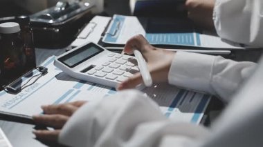 Not alırken hesap makinesini tutan erkeklerin ellerini kapat