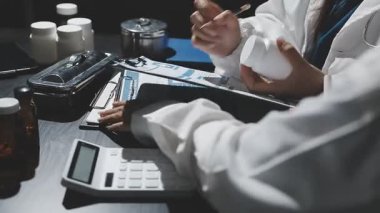 laboratuarda çalışan bilim adamı.