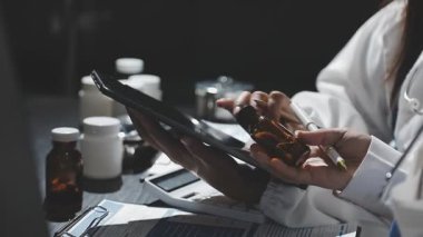 Dijital tablet kullanan genç bayan doktoru kapat