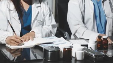 Doktor hastane ofisinde tıbbi malzemelerle çalışıyor..