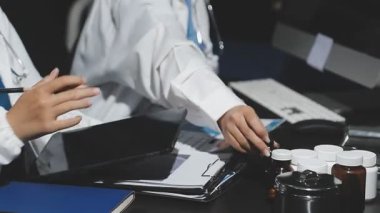 Klinikte dijital tablet üzerinde çalışan doktor