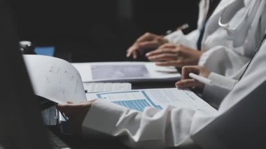 Klinikte elinde tablet bilgisayarla doktora yakın dur.