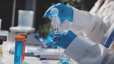 Laboratuvarda çalışan bilim adamı.