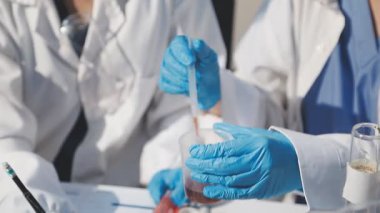 Laboratuvar bir kimya laboratuvarı. Laboratuvar bilimsel araştırmalar için bilimsel bir laboratuarda kullanılıyor. Sıvı ve sıvı tüp ile test tüpü.