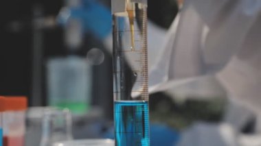 Mavi ve beyaz sıvılı laboratuvar camı.