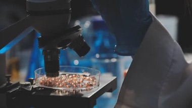 Laboratuvarda mikroskop tutan bilim adamı.