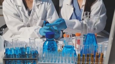 Laboratuvarda laboratuvar asistanı