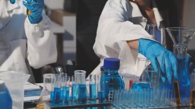 Laboratuvarda çalışan bilim adamları