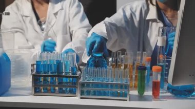 Laboratuvarda çalışan kadın bilim adamına yakın çekim