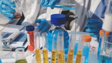 Test tüpüyle çalışan bir bilim adamına yakın çekim.