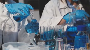 laboratuarda çalışan kadın bilim adamı