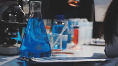 Mavi ceketli kadın bilim adamı.