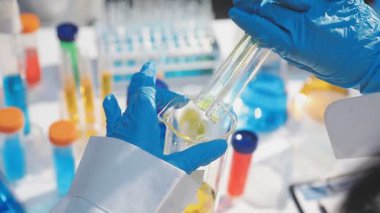 Laboratuvarda test tüpü olan bir bilim adamı..