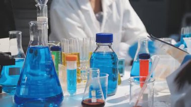 bilim adamı holding test tüpleri