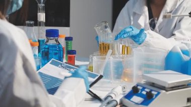 Laboratuvardaki bilim adamı laboratuvarda numunelerle çalışıyor.