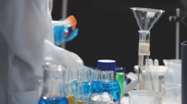 Laboratuvarda bilim adamı