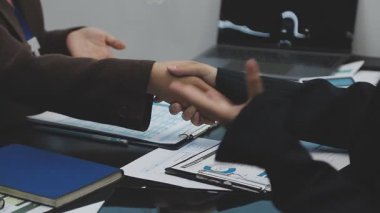 İş Adamları Tokalaşıyor