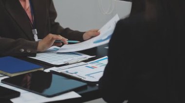 İş adamları el sıkışıyor, toplantıyı bitiriyor.