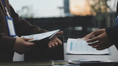 İş adamı ve kadın ofiste çalışıyor.