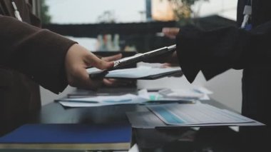 İş ekibi ofisinde toplanıyor.