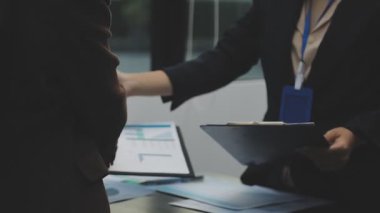 İş Adamları Tokalaşıyor