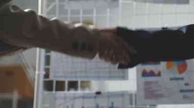 İş adamı başarılı anlaşmadan sonra el sıkışıyor