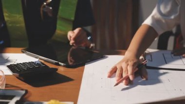 İşyerindeki ev projesinde çalışan mimar mühendisi.